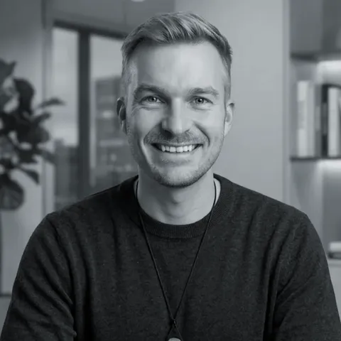Jean Hinz, Gründer der KI Agentur, am Schreibtisch